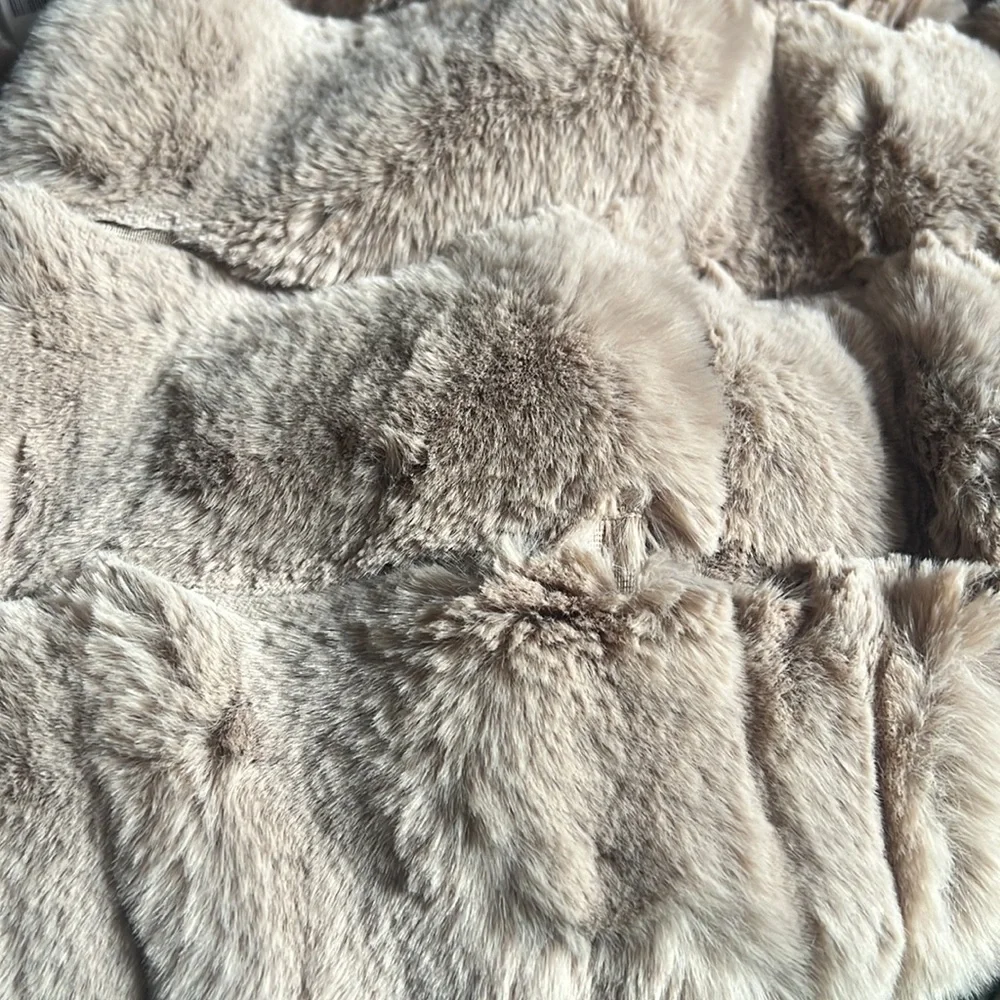 NWT BCBGMAXAZARIA faux fur long sleeve plush jacket in color Mink. Size Large